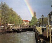 602017 Gezicht in de Weerdsluis in de Vecht te Utrecht met op de achtergrond een regenboog achter de Domtoren.
